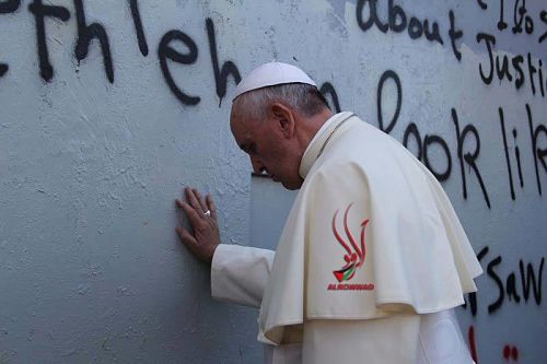 Le pape devant le mur